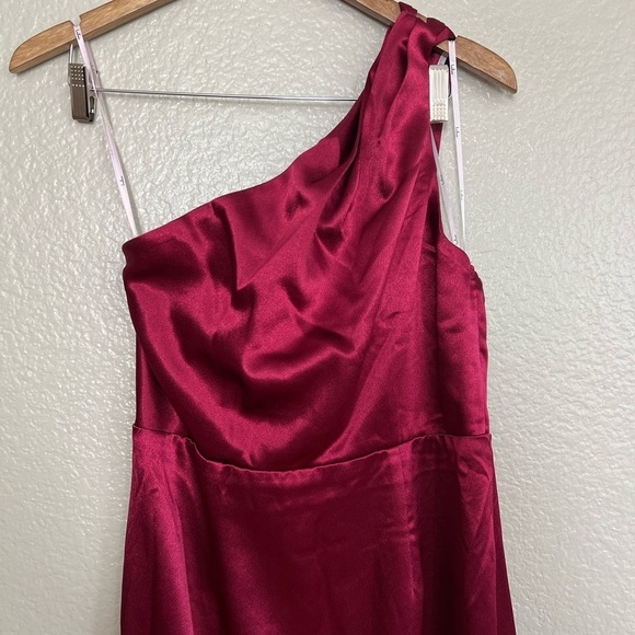 NWOT On the Guest List Burgundy Satin One-Shoulder Maxi Dress - Picture 4 of 9